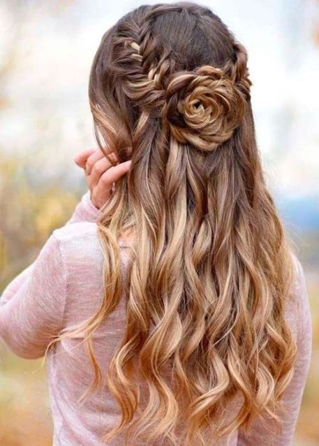 Penteados para o natal: Em cabelo longo com coque flor