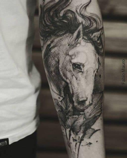 Linda tatuagem de cavalo com vários elementos