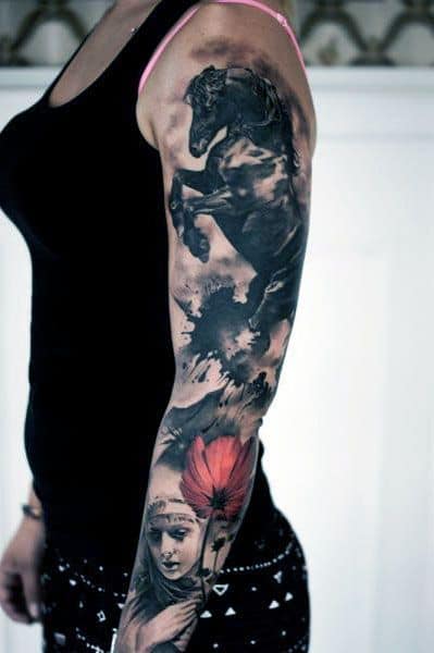Tatuagem temática em todo o braço