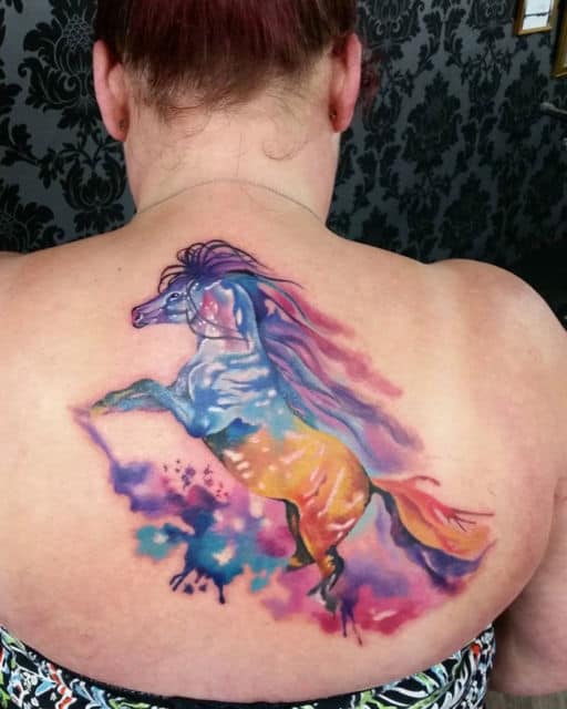 Tatuagem de cavalo nas costas aquarela