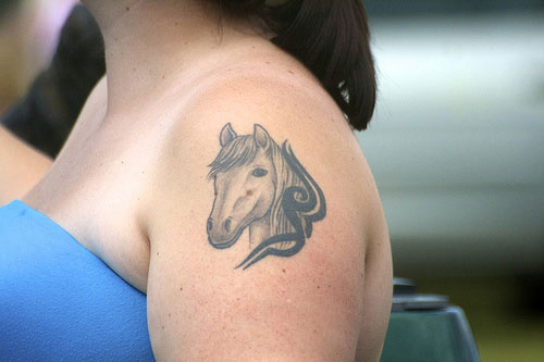 Cavalo sombreado com desenho tribal no braço