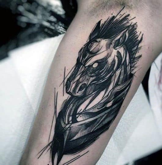 Tatuagem de cavalo negro no braço