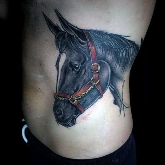 Tatuagem de cavalo masculina nas costas