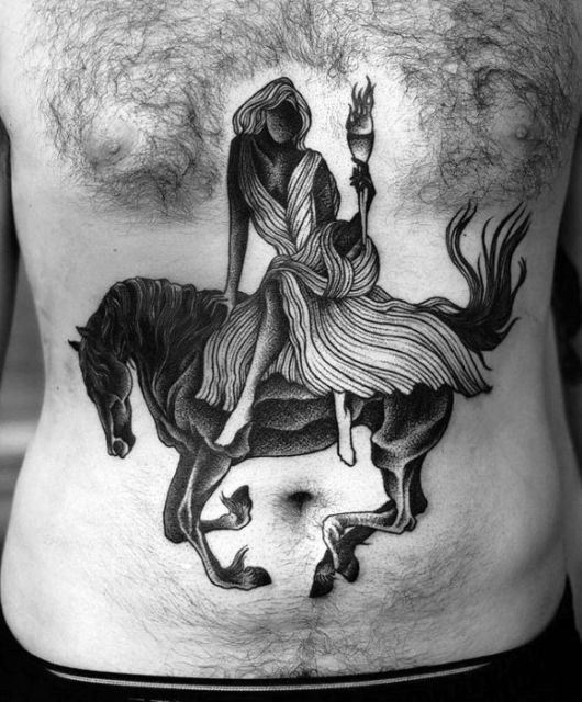 Mulher montada no cavalo em um desenho grande na barriga