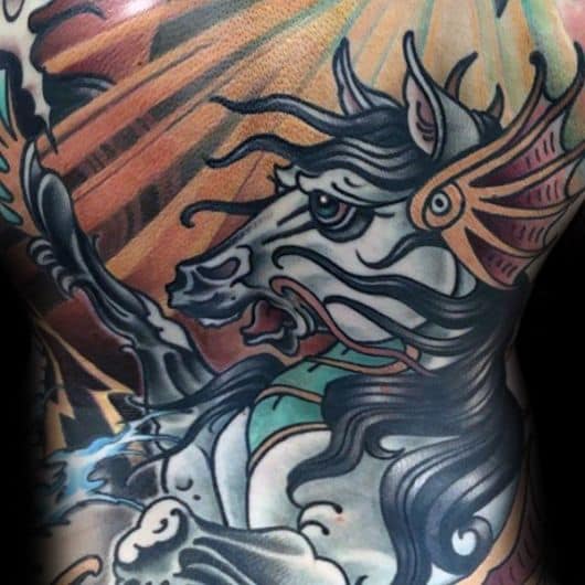 Tatuagem diferenciada e alternativa nas costas