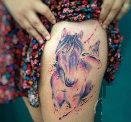 Linda tatuagem de cavalo detalhada na coxa