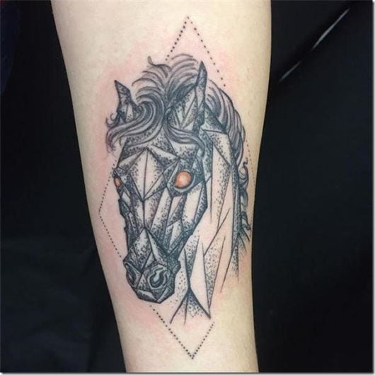 O cavalo negro junto a uma tattoo em estilo geométrico