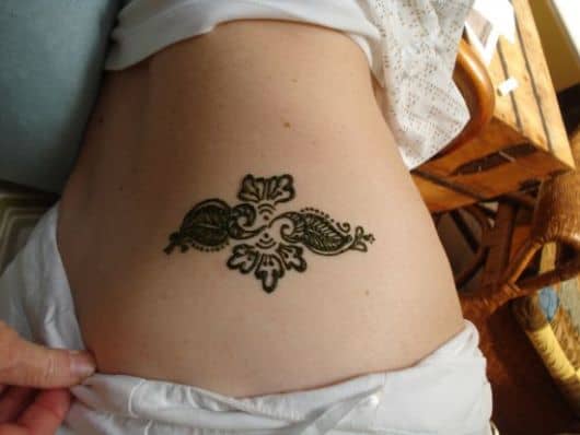 Que tal fazer uma tattoo de henna próximo à costela?