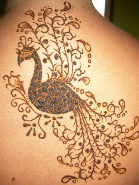 Tatuagem de henna de pavão