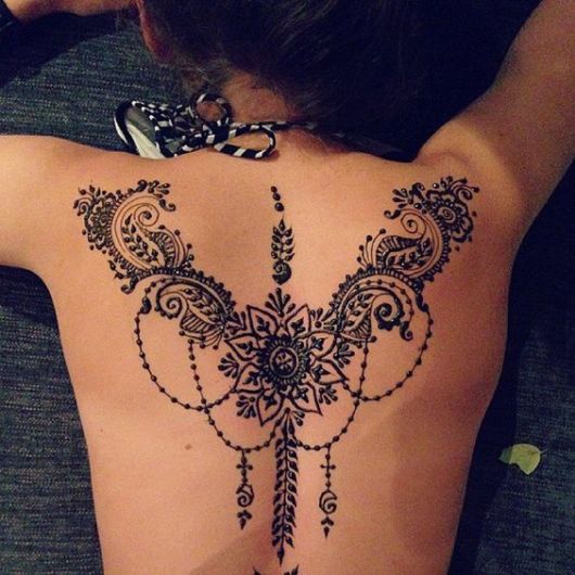 Exiba sua tatuagem de henna e mostre todas os detalhes do desenho