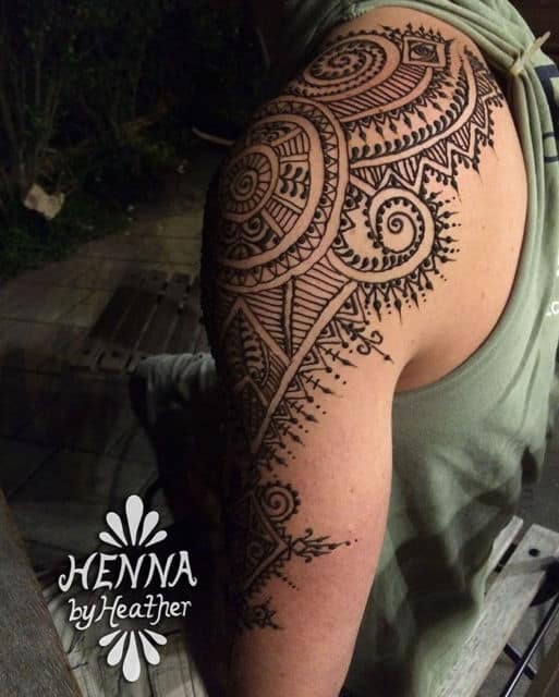 As formas e detalhes da tatuagem de henna impressionam