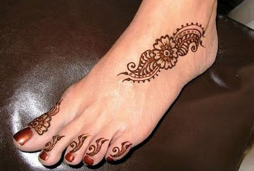 Tatuagem de henna no pé e nos dedos