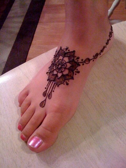 Tatuagem de henna de flor no pé