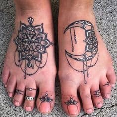 Dois desenhos diferentes nos pés