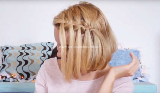 Trança cascata: em cabelo curto loiro