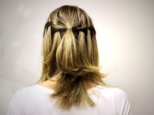 Trança cascata: em cabelo curto loiro