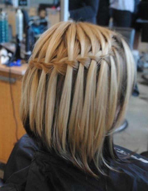 Trança cascata: em cabelo curto loiro