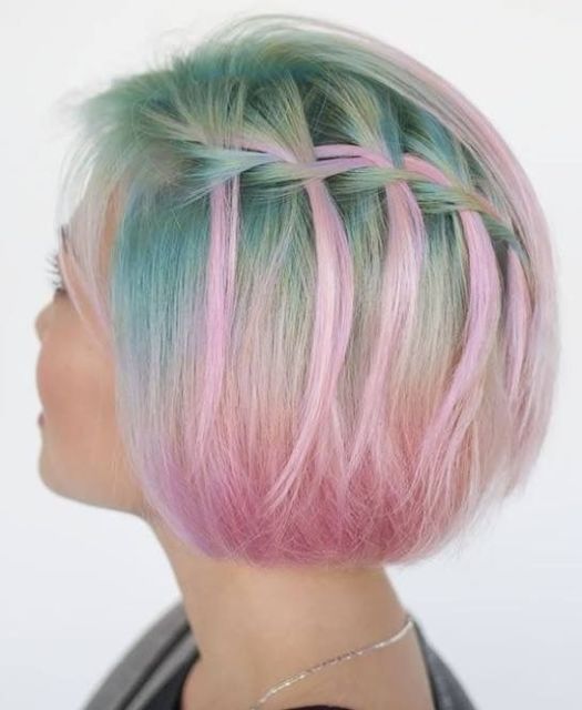 Trança cascata: em cabelo curto colorido