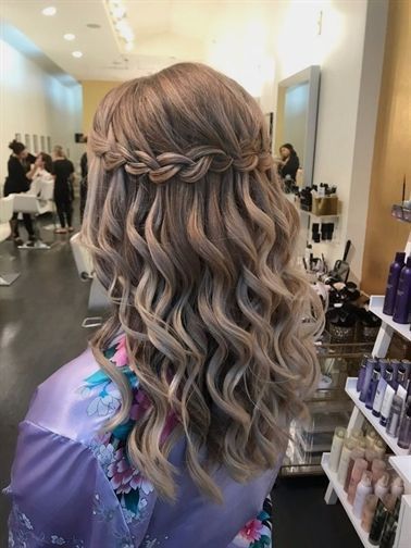 Trança cascata: em cabelo cacheado com luzes
