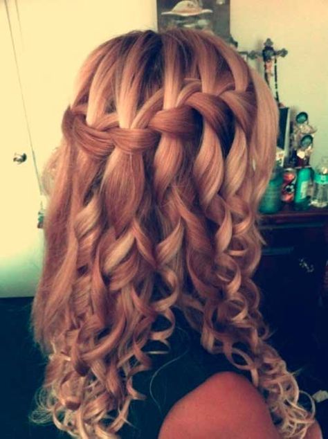 Trança cascata: em cabelo cacheado loiro