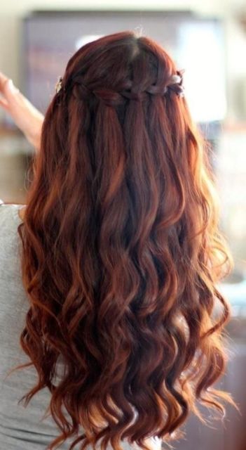 Trança cascata: em cabelo cacheado castanho