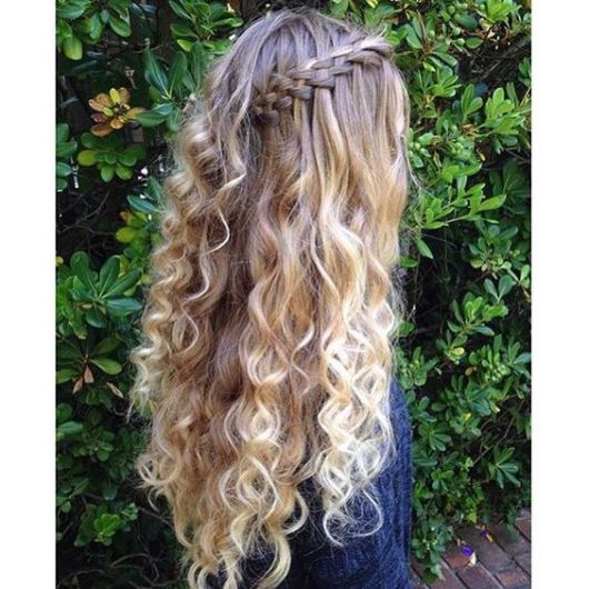 Trança cascata: em cabelo cacheado