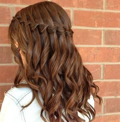 Trança cascata: em cabelo cacheado castanho
