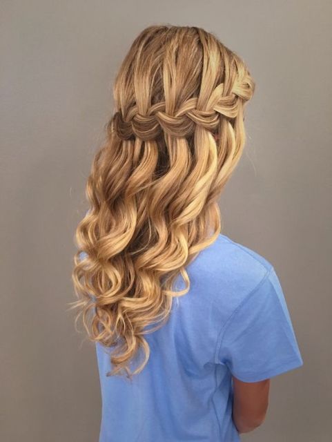Trança cascata: em cabelo cacheado loiro