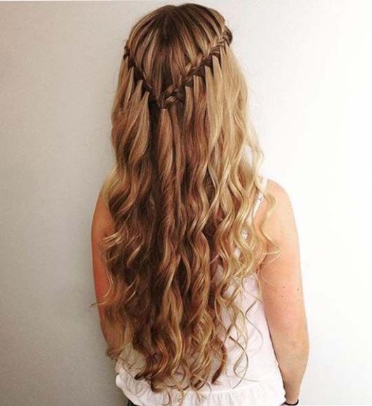Trança cascata: em cabelo cacheado comprido