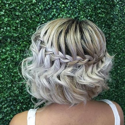 Trança cascata: em cabelo curto cinza