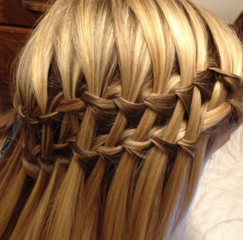 Trança cascata: lateral em cabelo loiro