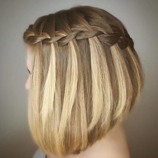Trança cascata: em cabelo curto loiro
