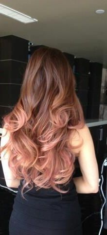 Mulher de costas com cabelo rose gold.