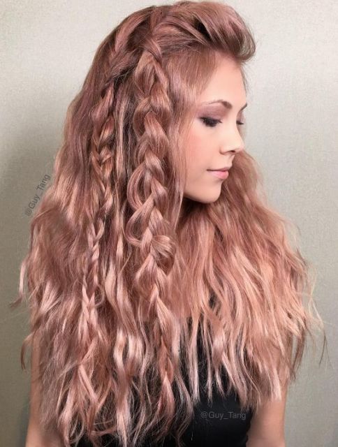 Menina com cabelo rose gold e tranças.