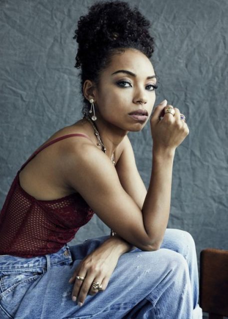 Logan Browning com coque abacaxi.
