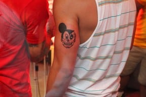 Meio Mickey e meia caveira mexicana nessa tattoo de Caio Castro