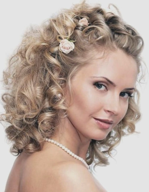 Penteados para Cabelos Cacheados Curtos: Para casamento com flores