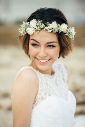 Penteados para casamento de dia: Para noiva em cabelo curto com tiara de flores