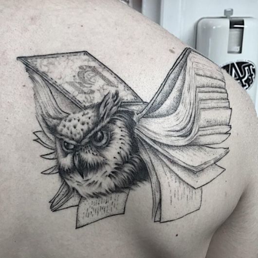 tatuagem de livros preta com coruja