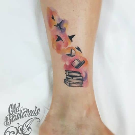 tatuagem de livros com aves 