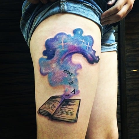 tatuagem de livros com nuvem