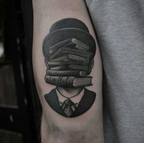 tatuagem de livros com rosto