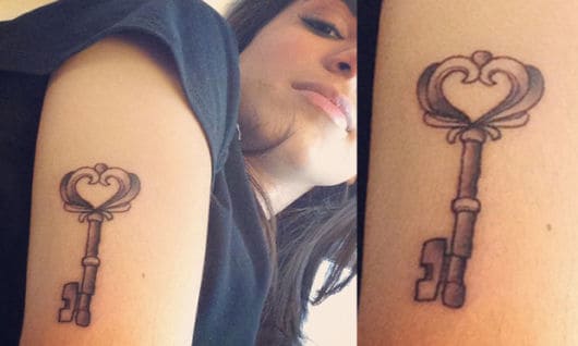 Anitta tatuou uma chave