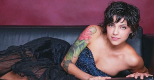 A atriz Letícia Persiles apostou em uma tattoo colorida