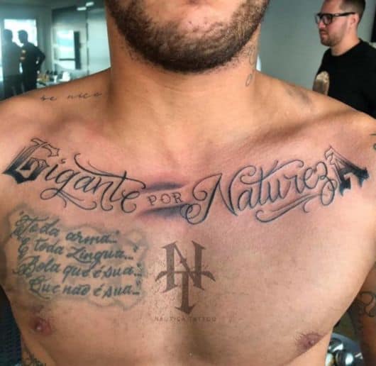 Neymar possui várias frases tatuadas no corpo