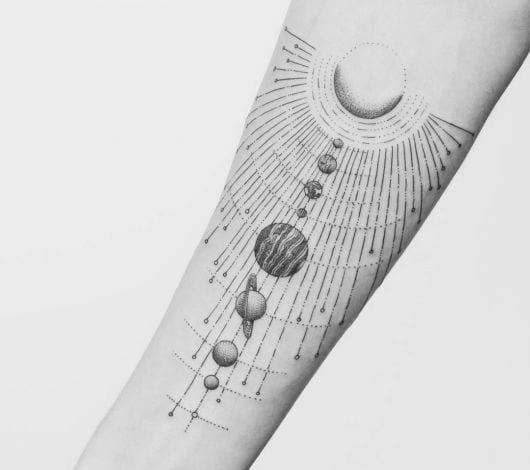 Modelo em pontilhismo para uma tatuagem de planetas masculina no braço