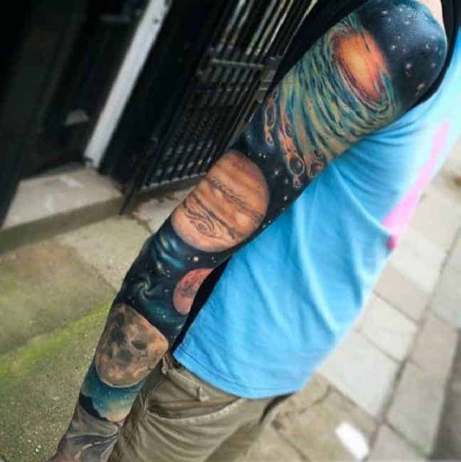 Todos os planetas "fechando" o braço em uma tatuagem impressionante