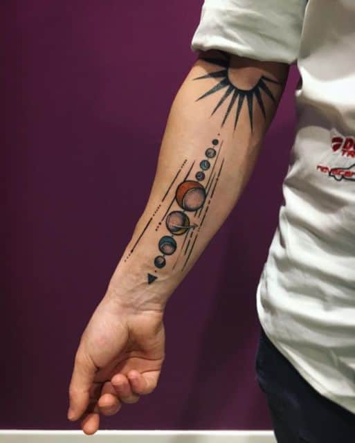 O sol e todos os planetas tatuados no braço
