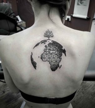 O planeta Terra tatuado nas costas de um modo bem conceitual e original