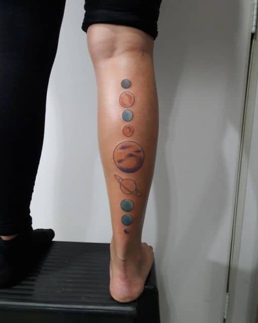 Uma boa ideia para tatuar da panturrilha ao pé